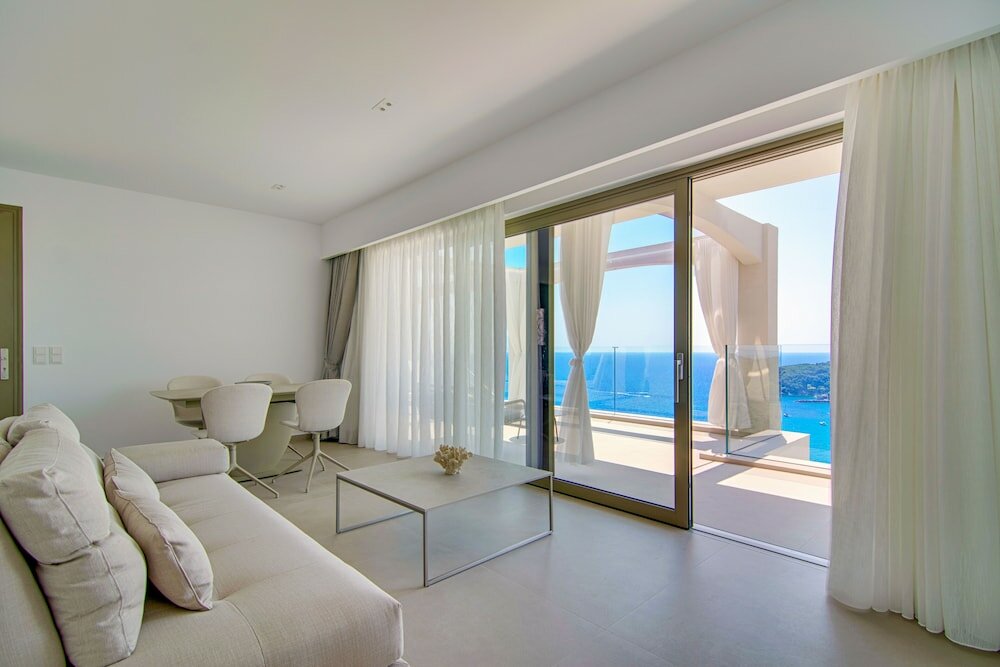 Фото Livinghome Suites