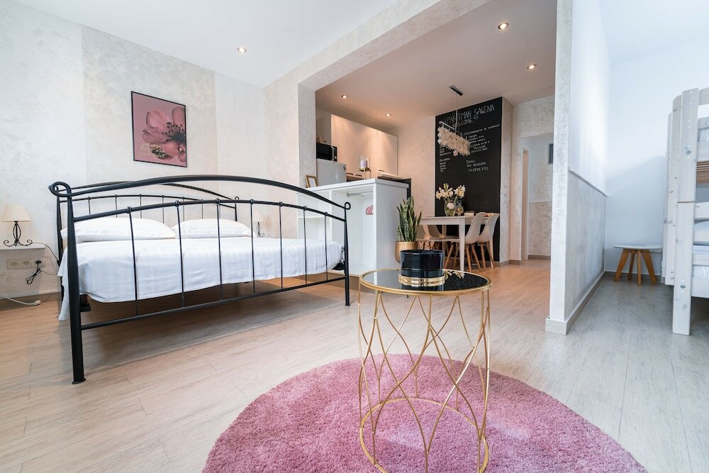 Фото Studio Apartment with garden