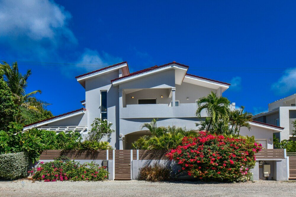 Фото Beach Front Luxury Villa! Boca Catalina Malmok!