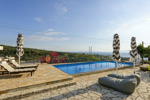 Гостиница Majestic Chateau - Spectacular Seascapes & Pool