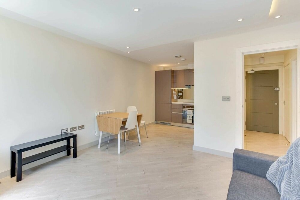 Фото Spacious 1 Bed Near Tube in East London