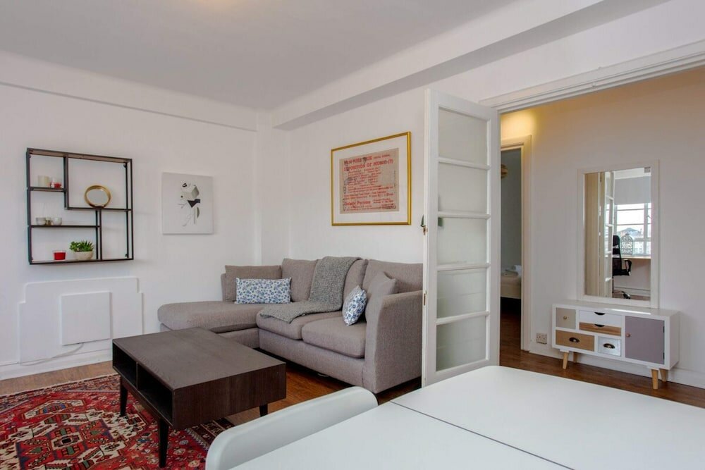 Фото Contemporary 2 Bedroom Flat in Bayswater