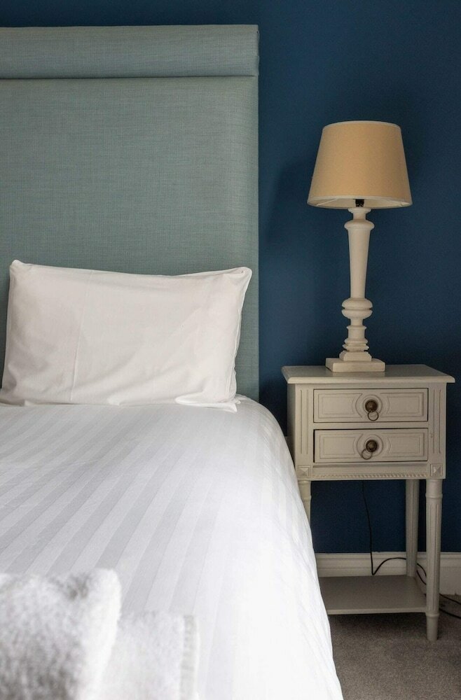 Фото Spacious 3 Bedroom in Notting Hill With Balcony