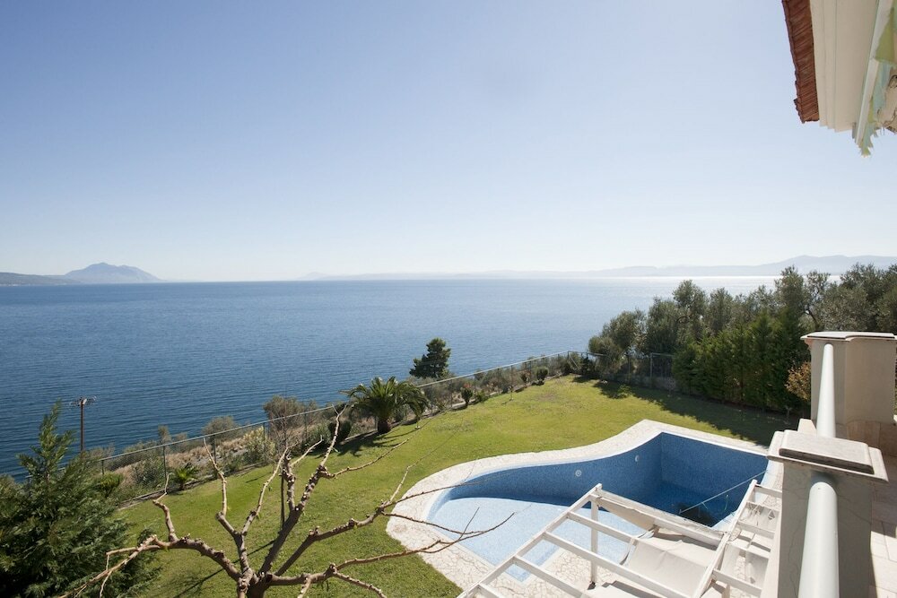 Фото Spacious villa at Ilia Edipsou