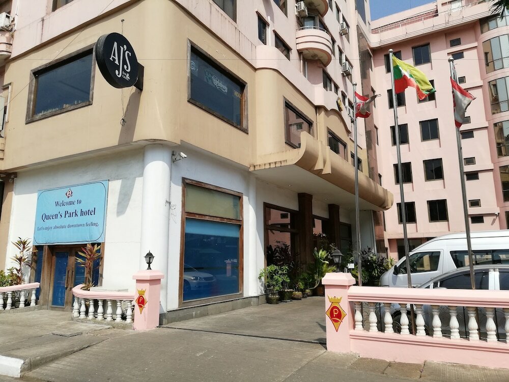Фото Queen's Park Hotel