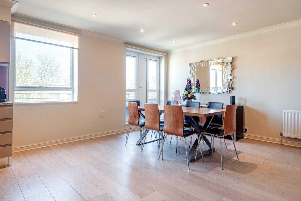 Фото Stunning 3-bed in the heart of London