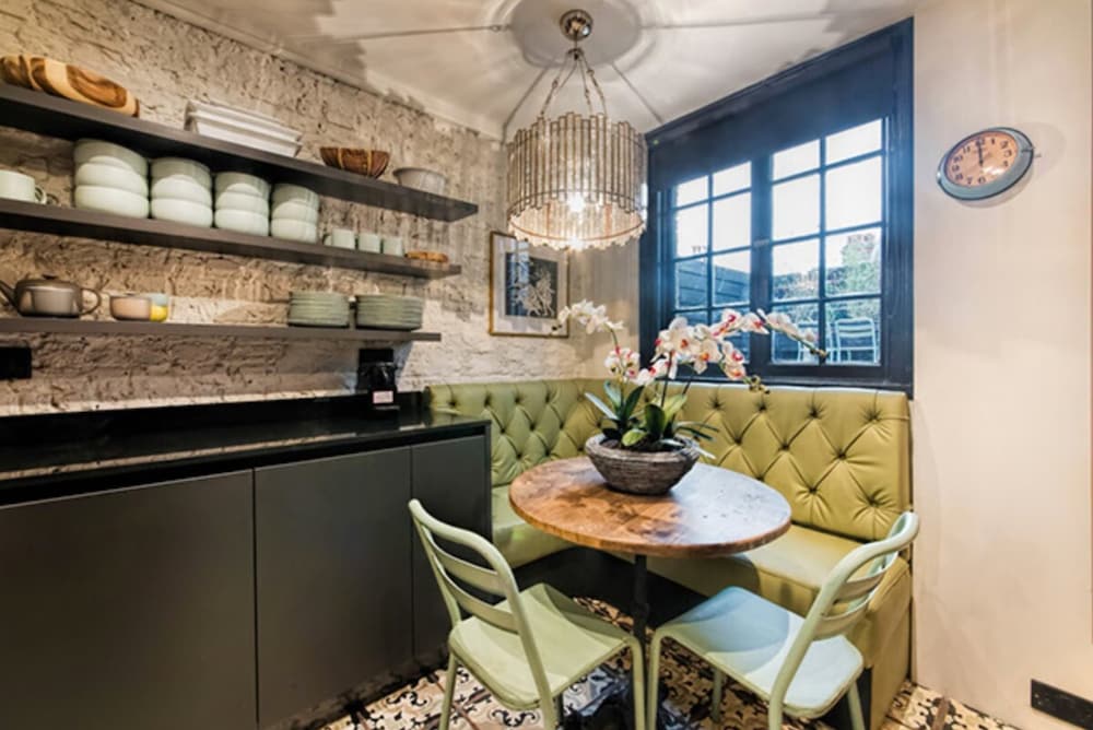 Фото Newly Renovated Two Bedroom Kensington Flat