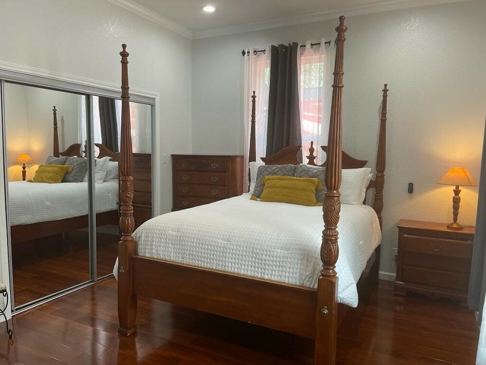 Фото Woodlawn Main-House Downtown Sa