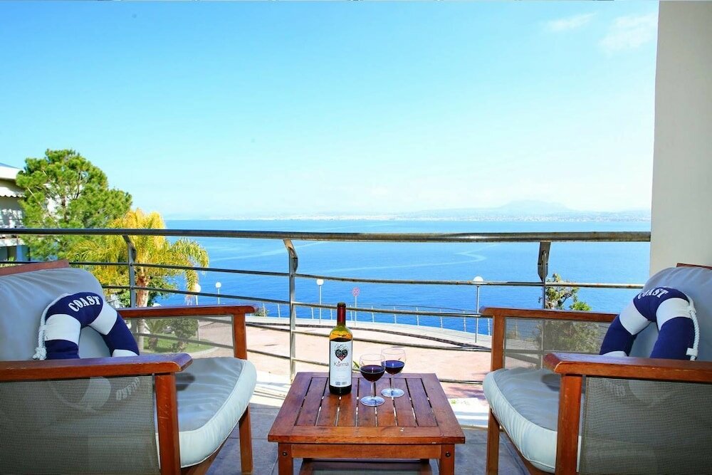 Фото Seafront home 4' walk to private beach