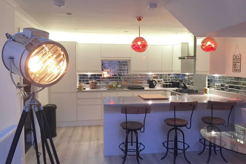 Фото Spacious 1 Bedroom Split Level Old Pub Conversion Tower Bridge