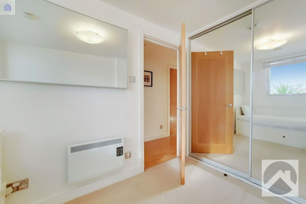 Фото 2 Bed &1 Bath Apartment in Canary Wharf