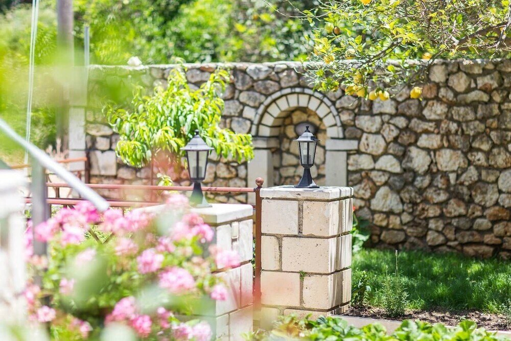 Фото Peacefull Stone-Built Villa