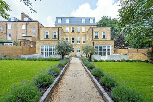 Hungerford Rd Apts near stations by Sojo