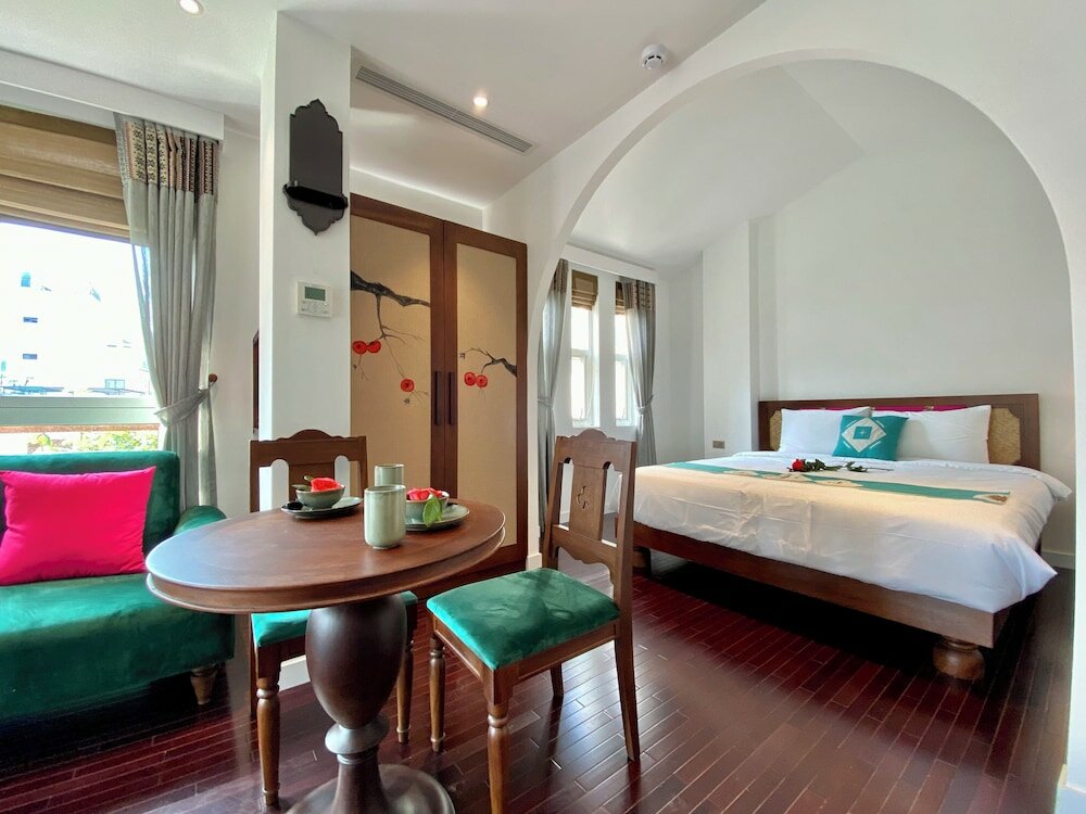 Фото The Quarter Apartment