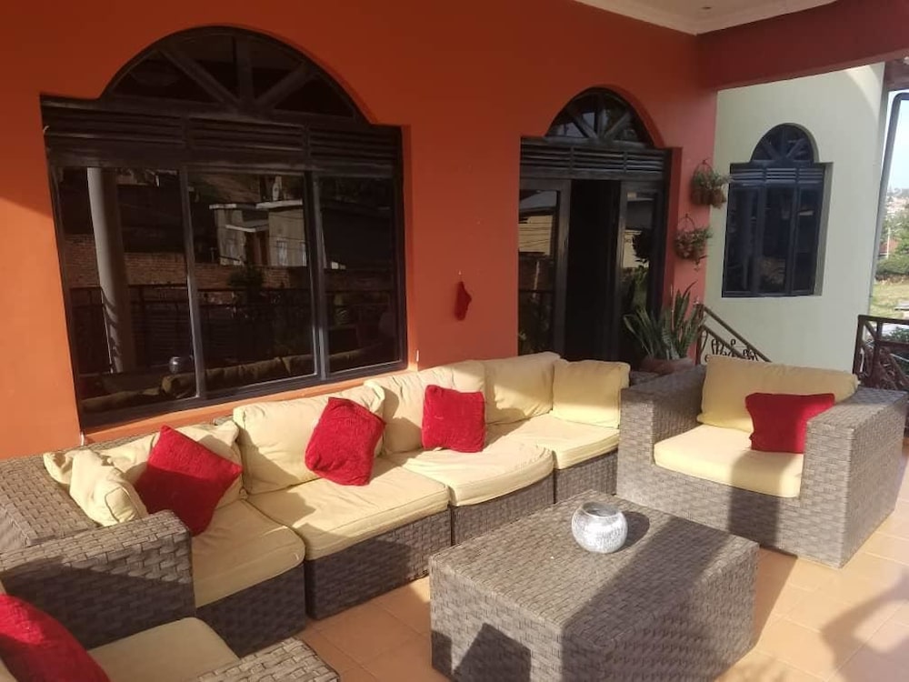 Фото Kingsmen Suites