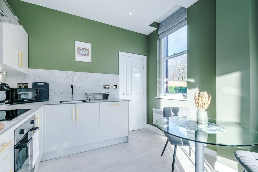 Фото Hilltop Serviced Apartments - Stockport