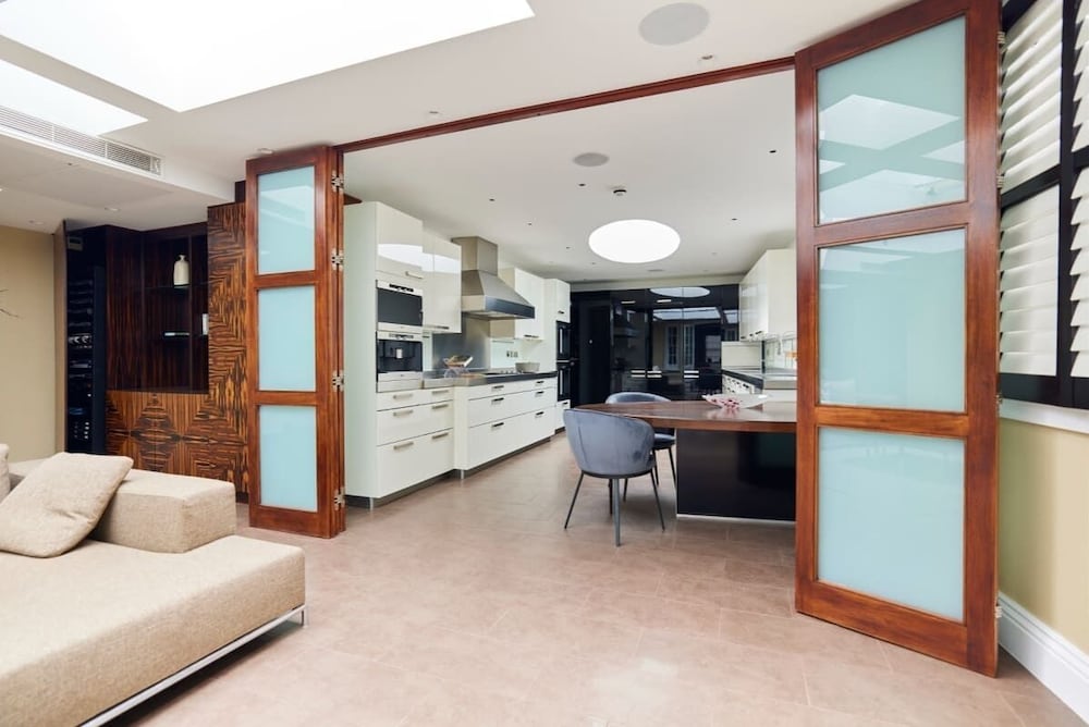 Фото The Chelsea Escape - Spacious 5bdr Flat With Garden