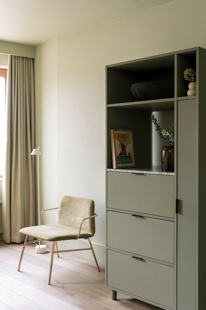 Фото Locke At Broken Wharf