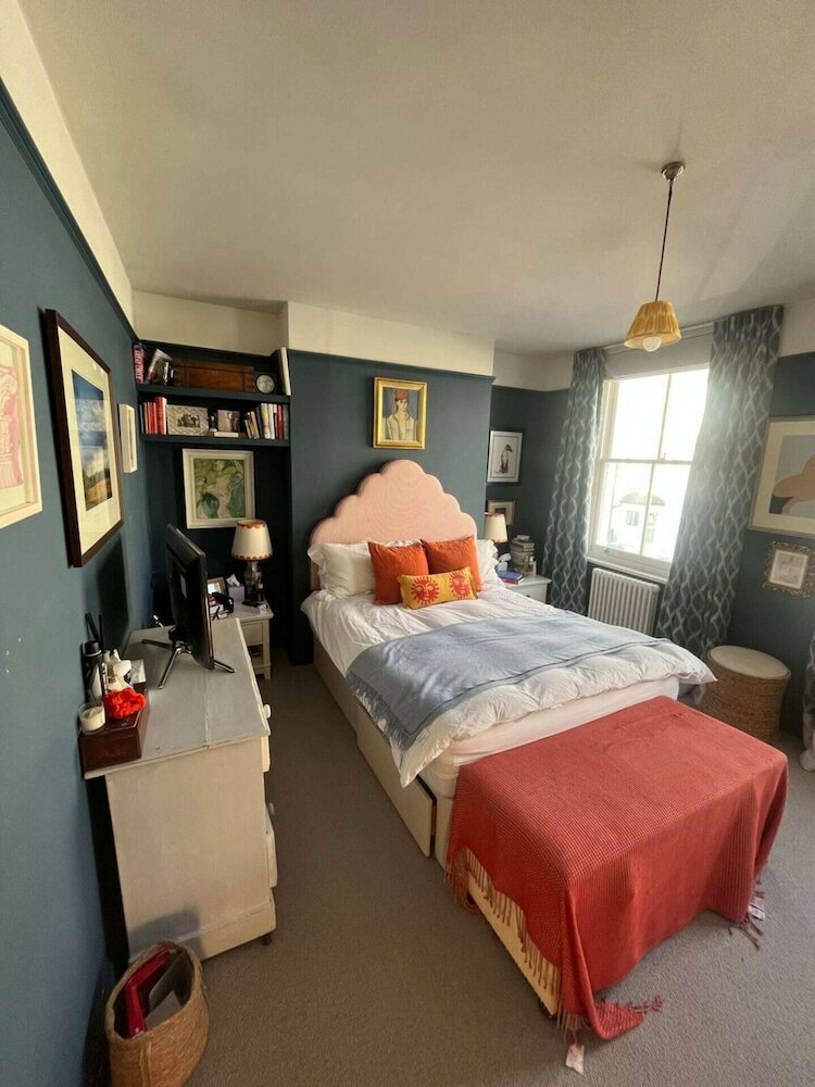 Фото Stylish and Spacious 2 Bedroom House in Brixton