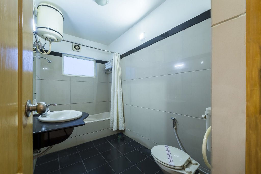 Фото Hotel Raj Comforts - Golf View