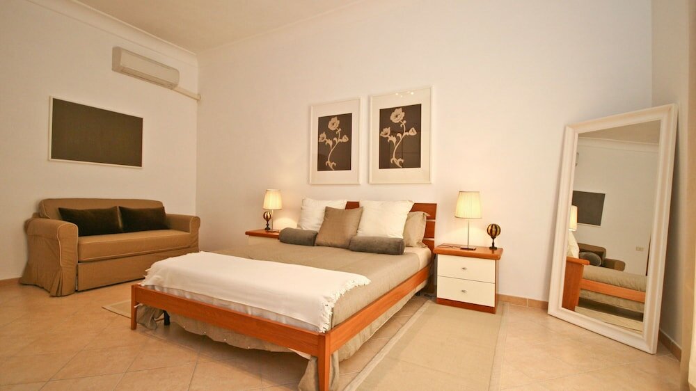 Фото Rental In Rome Red & White Apartment