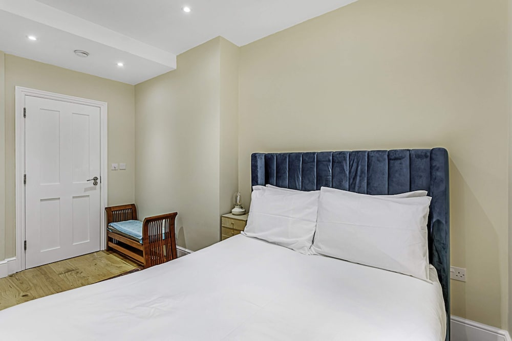 Фото Beautiful Abode in Kensington Olympia