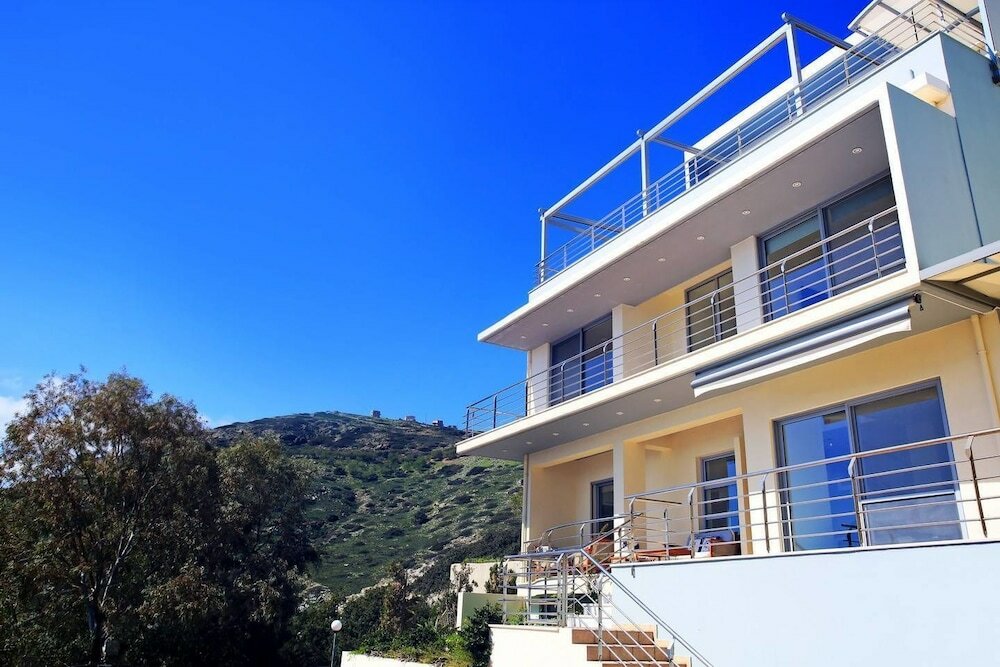 Фото Seafront home 4' walk to private beach