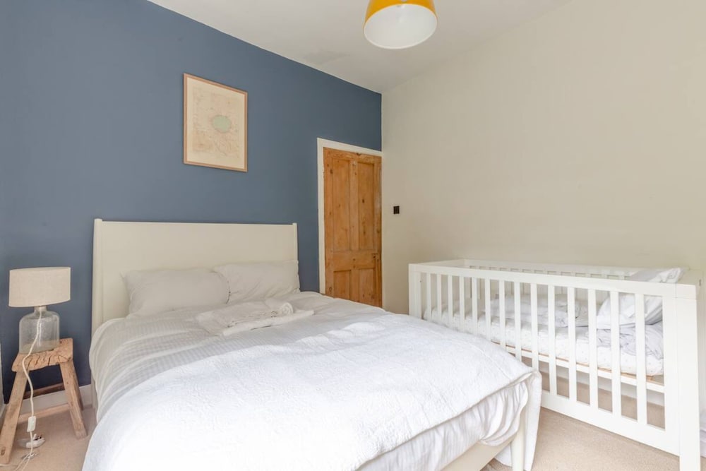 Фото Newly Renovated 2 Bedroom Apartment in Earlsfield With Garden