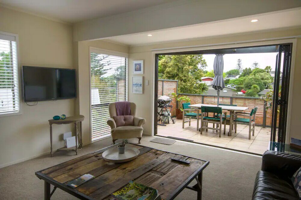 Фото Bright 2 Bedroom Home in East Auckland