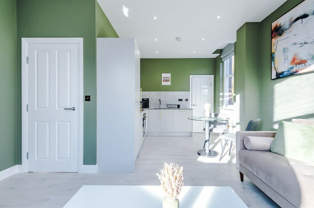 Фото Hilltop Serviced Apartments - Stockport