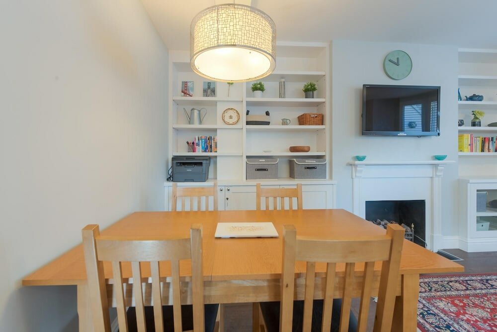 Фото Attractive Apartment With Private Patio in Fashionable Fulham by Underthedoormat