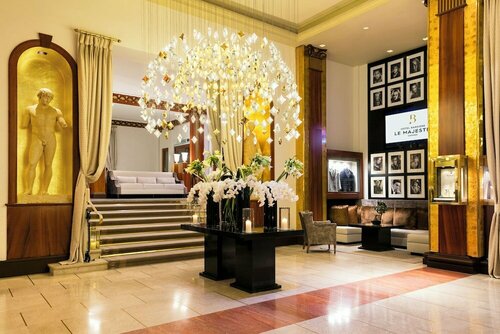 Гостиница Hotel Barriere Le Majestic в Каннах