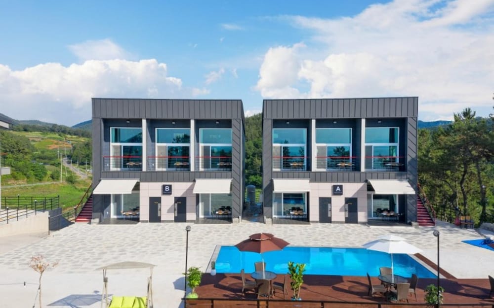 Фото Yeosu Beach Castle Pension