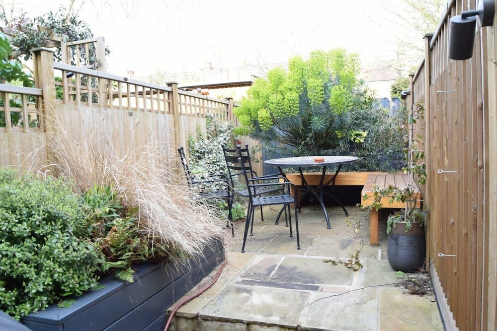 Фото Large Modern Maisonette in Southfields