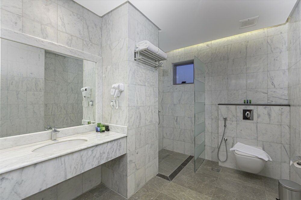 Фото The Seasons Hotel