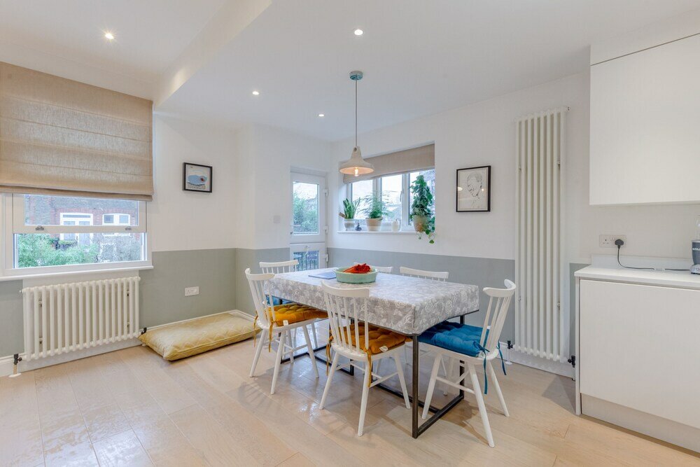 Фото Stunning 2 Bedroom Flat With a Garden in Barnes