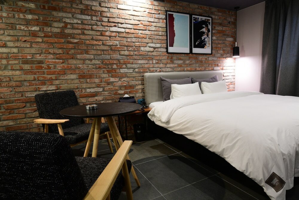 Фото Brown Dot Daeyeon