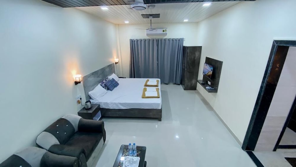 Фото Ashoka Lawns and Resort