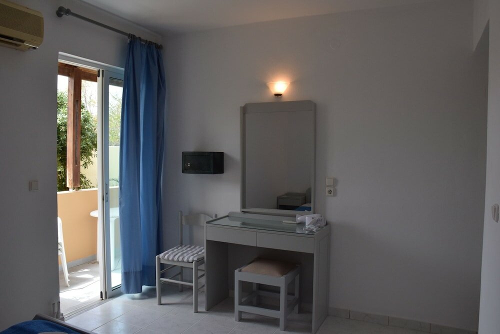 Фото Manos Beachside Apartments