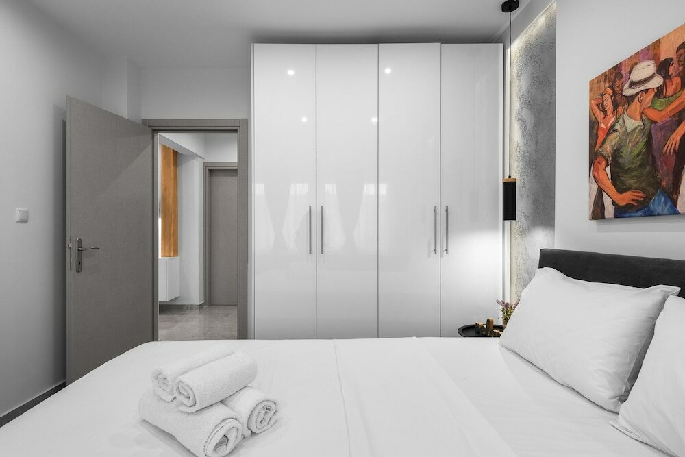 Фото White and Wood Nilie Hospitality Mgmt