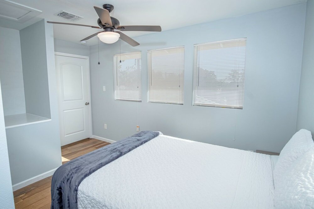 Фото Magnificent Large Home Near Downtown