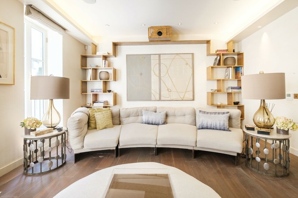 Фото Luxury Home with 3 Bed 2 Bath in London