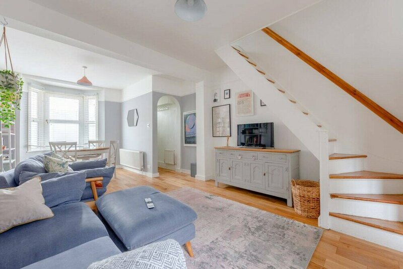 Гостиница Homely and Spacious 2 Bedroom House - Stratford в Лондоне