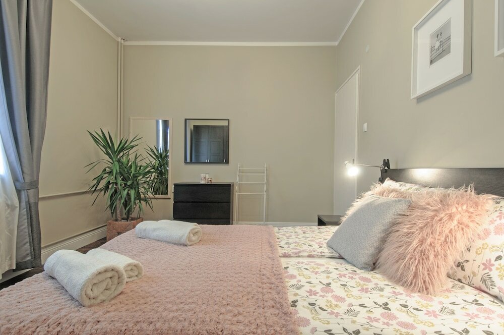 Фото 3 Bdr Top Center Artistic Apartment - 115 m2