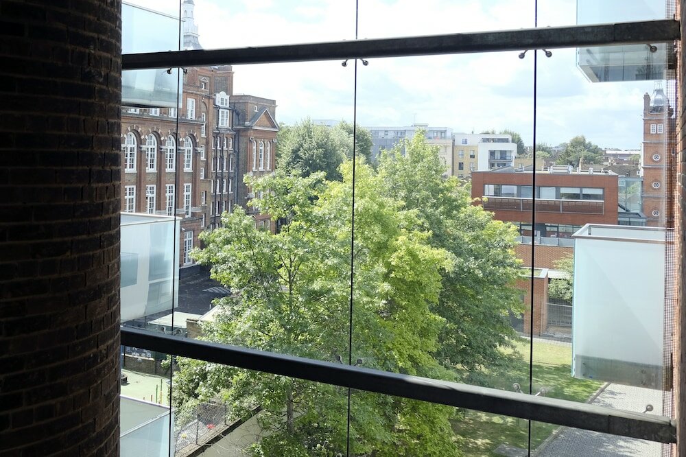 Фото Luxury 2-bed Flat, Parking and Close to the Tube