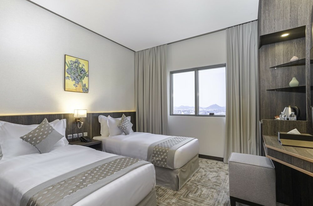 Фото The Seasons Hotel