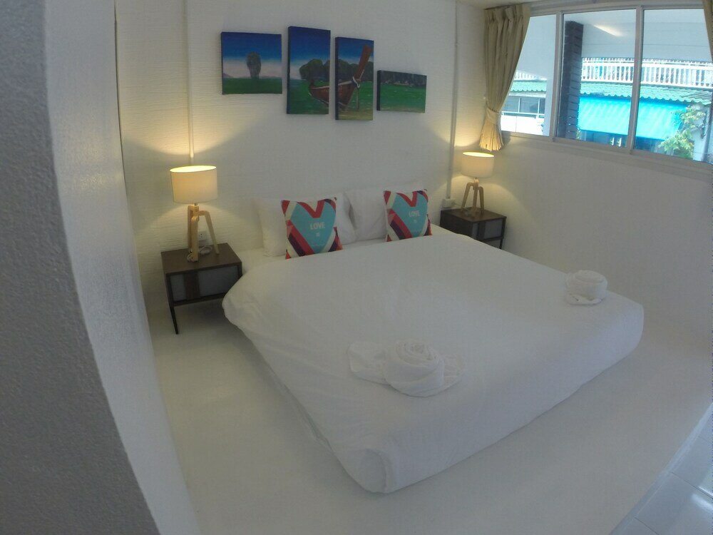 Фото At We Patong Guest House