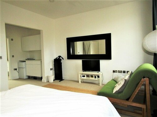 Large Private Double En-suite - 5