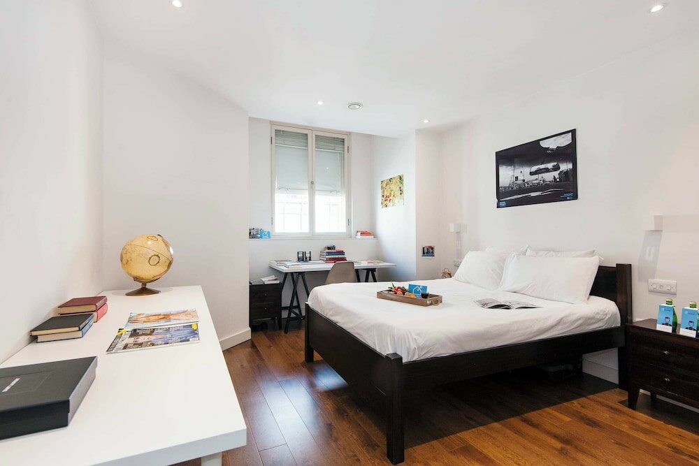 Фото Bright Space Near Sherlock Holmes Museum