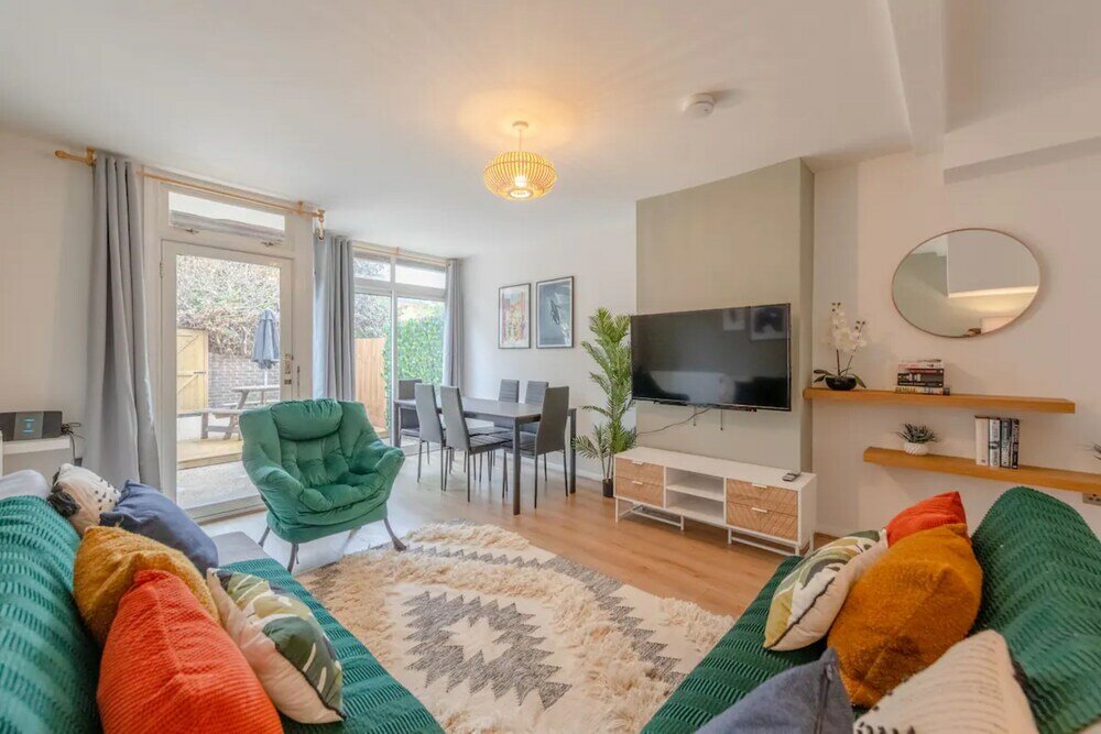 Фото Central 3 Bedroom House With Garden